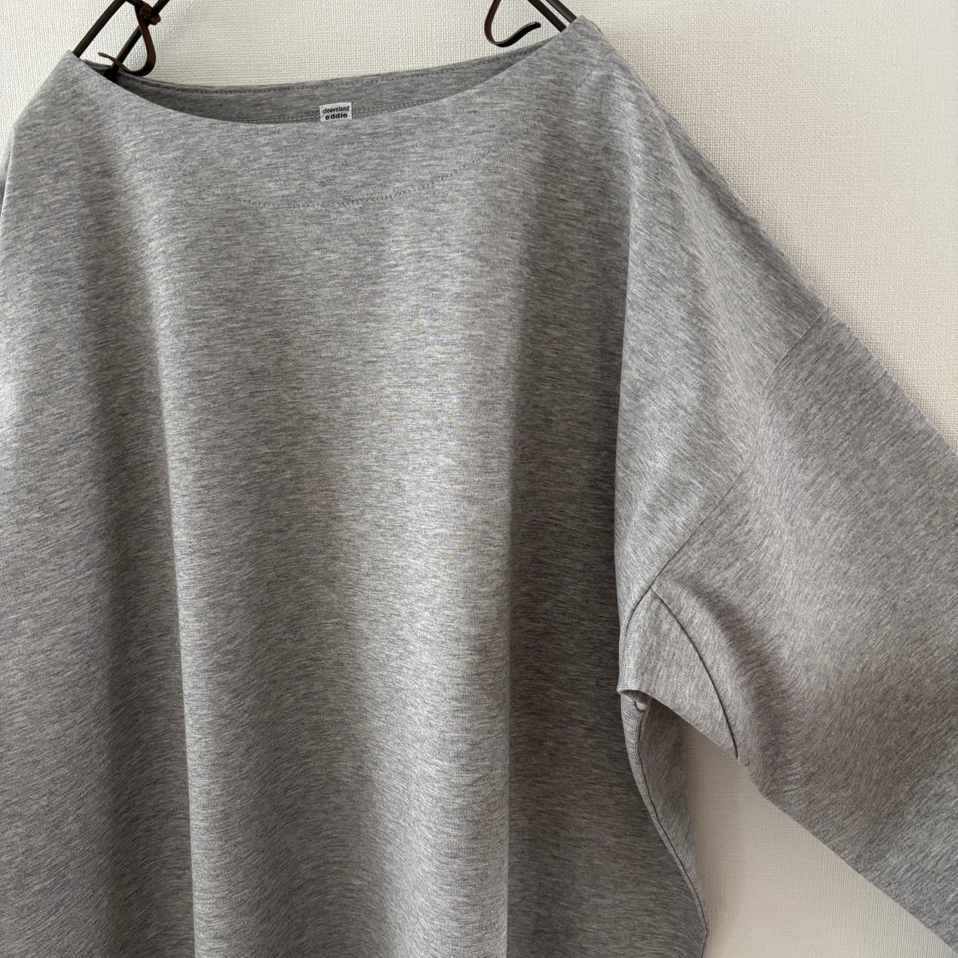 cleaveland <br> ”Out of everywhere” <br> C/pullover Long sleeve Light gray
