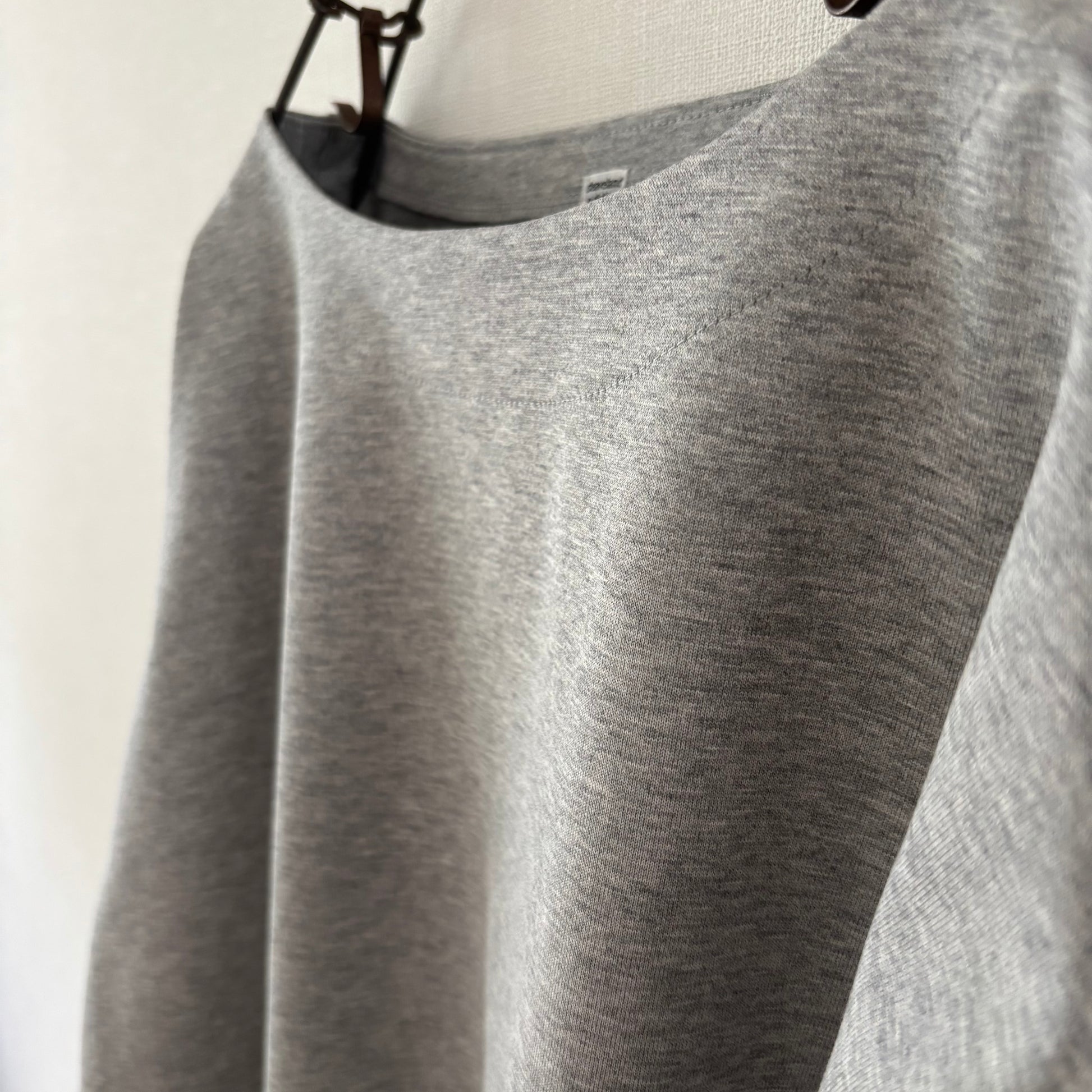 cleaveland   <br>   ”Out of everywhere”   <br> C/pullover Long sleeve Light gray