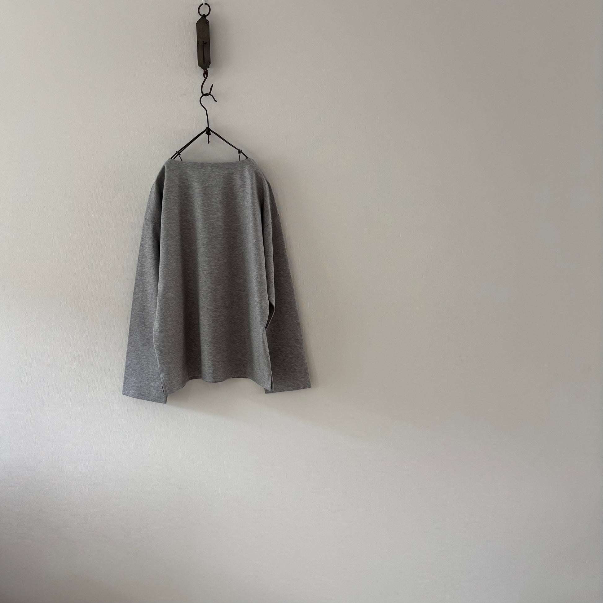 cleaveland   <br>   ”Out of everywhere”   <br> C/pullover Long sleeve Light gray