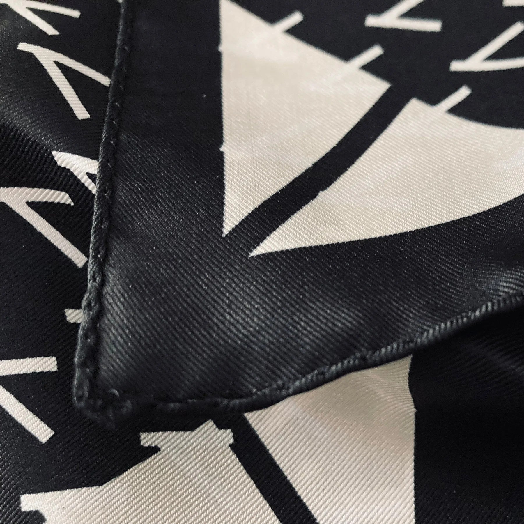 cleaveland×BELLA MOLNAR <br>  “13 roses” scarf