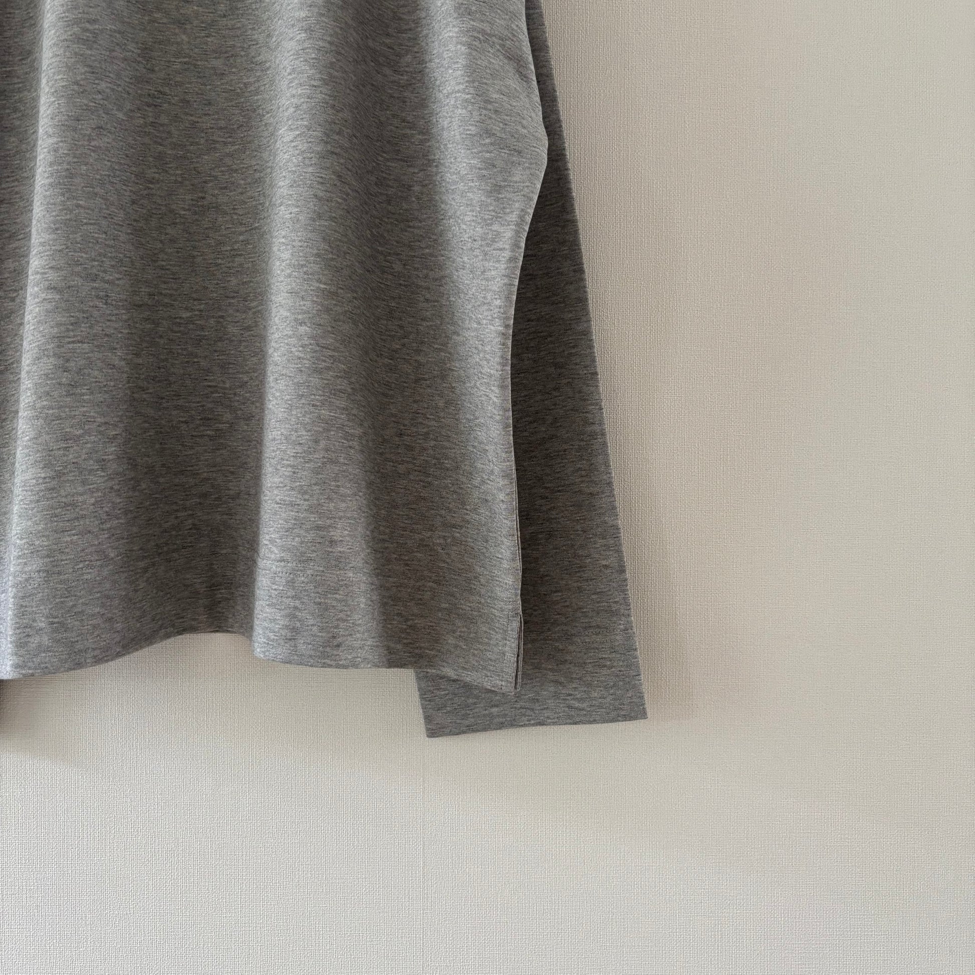 cleaveland   <br>   ”Out of everywhere”   <br> C/pullover Long sleeve Light gray