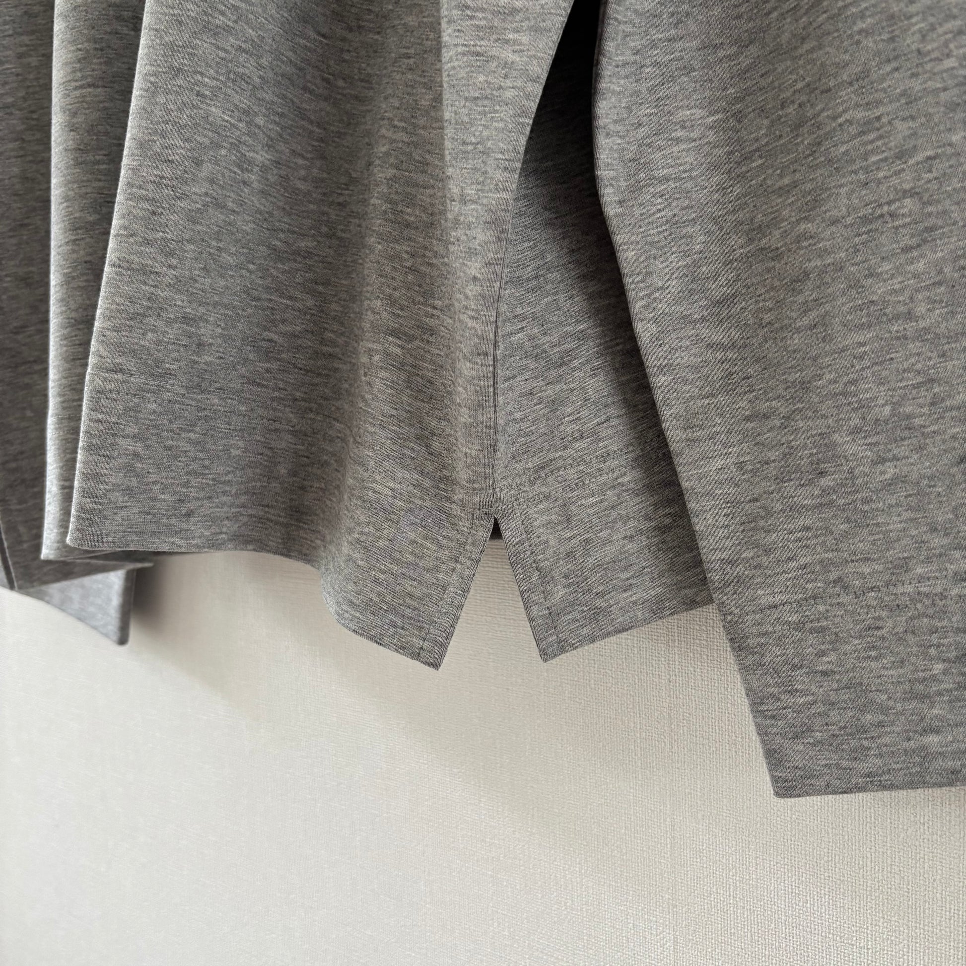 cleaveland   <br>   ”Out of everywhere”   <br> C/pullover Long sleeve Light gray