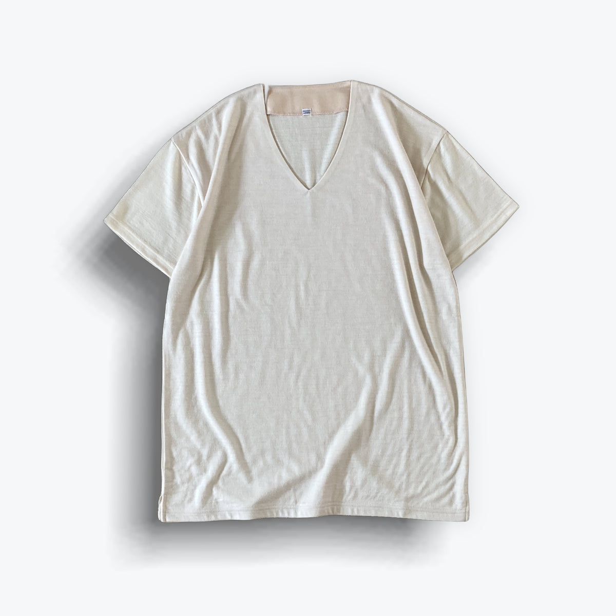 cleaveland    <br>  ”Out of everywhere”   <br> V/pullover Short sleeve  wool jersey Light beige