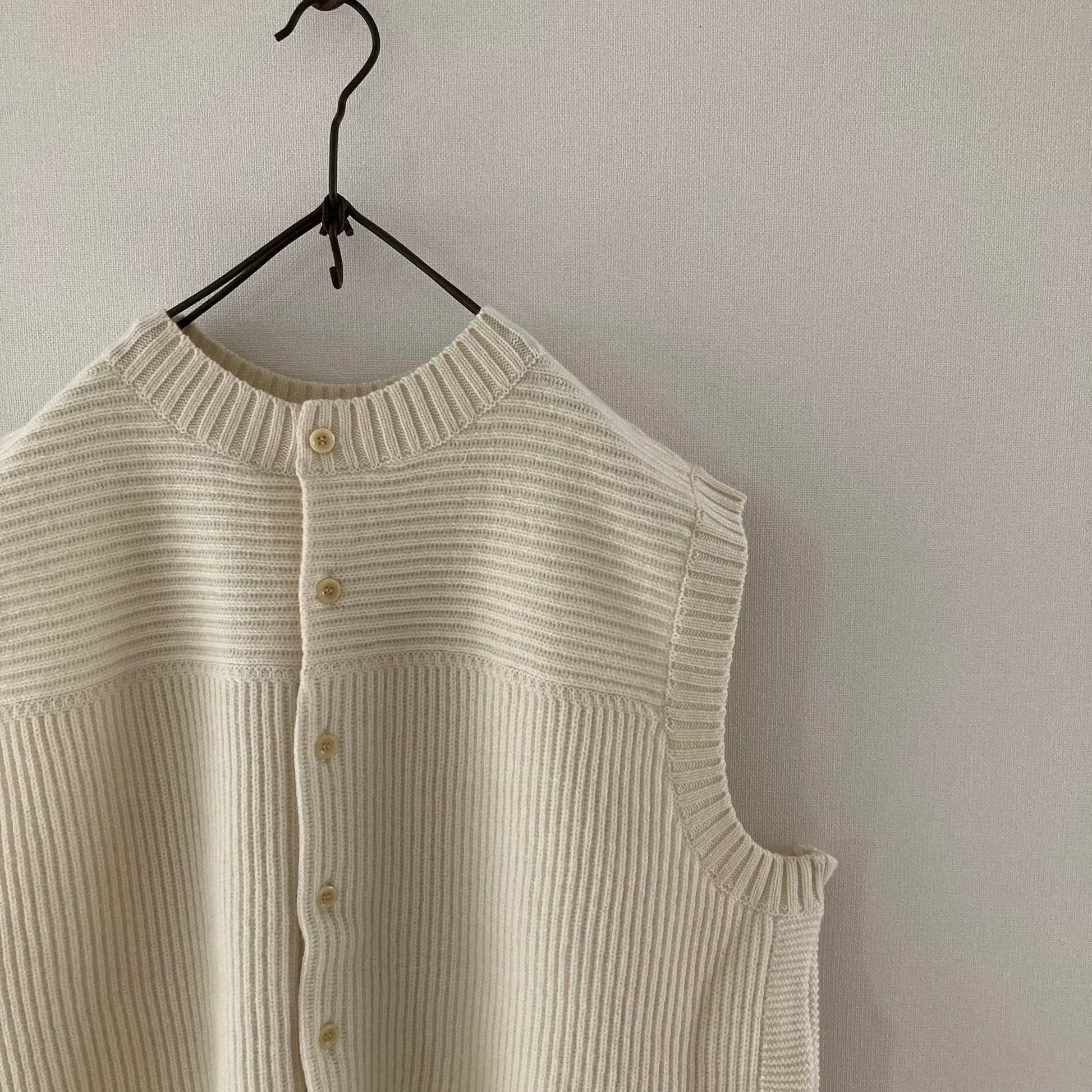cleaveland <br>  "The new world" <br> Re/vest Off white