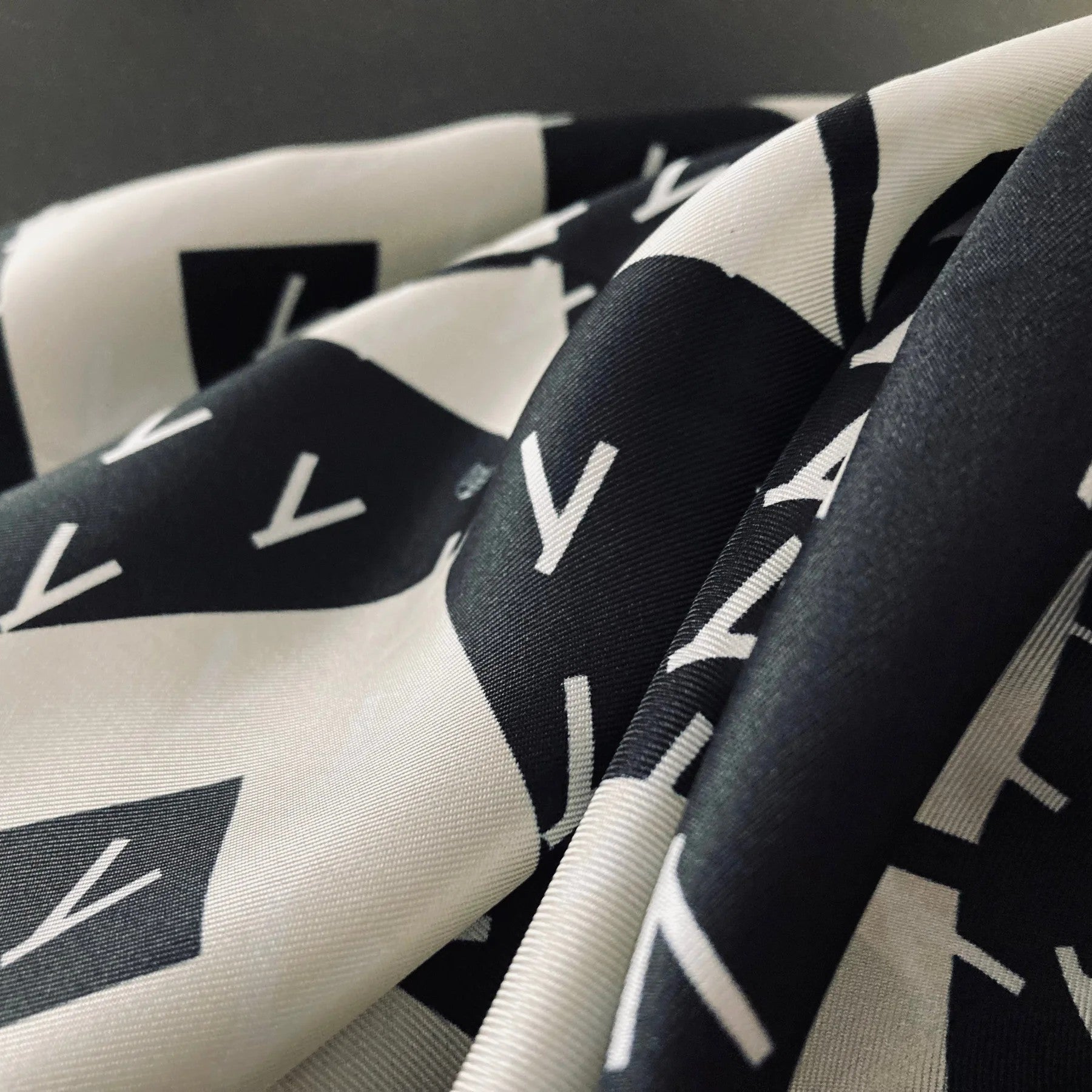 cleaveland×BELLA MOLNAR <br>  “13 roses” scarf
