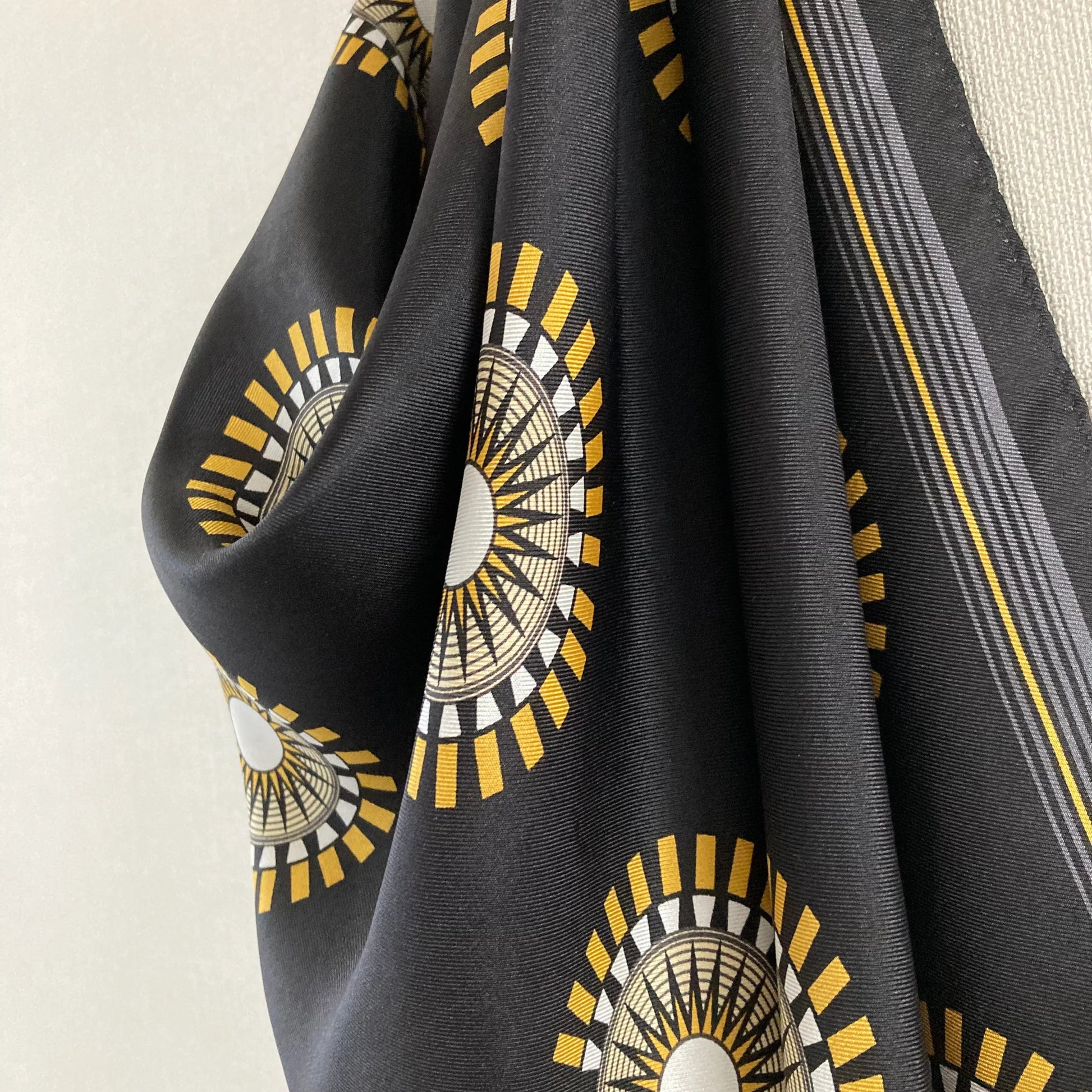cleaveland×BELLA MOLNAR  <br> “Tsugomori ~晦~” scarf