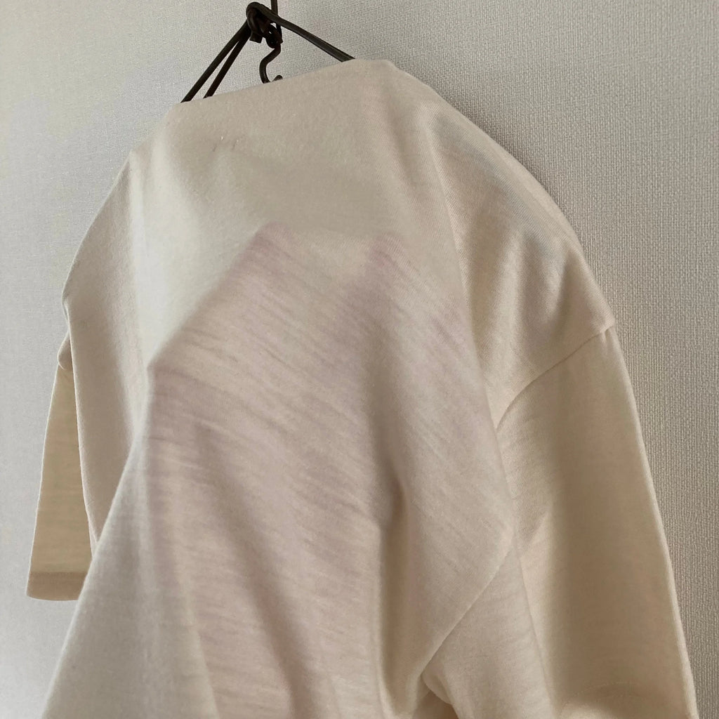 cleaveland    <br>  ”Out of everywhere”   <br> V/pullover Short sleeve  wool jersey Light beige