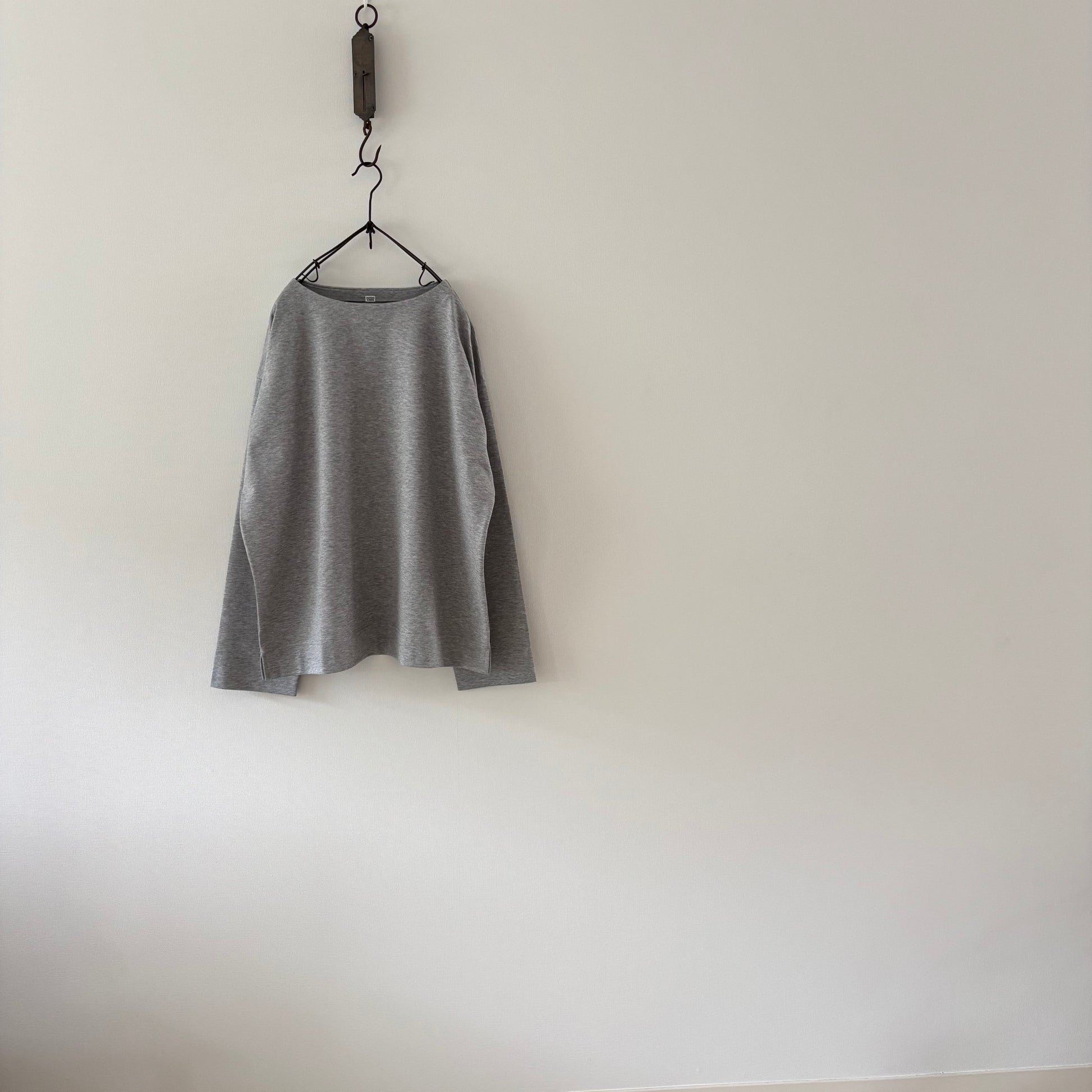 cleaveland   <br>   ”Out of everywhere”   <br> C/pullover Long sleeve Light gray