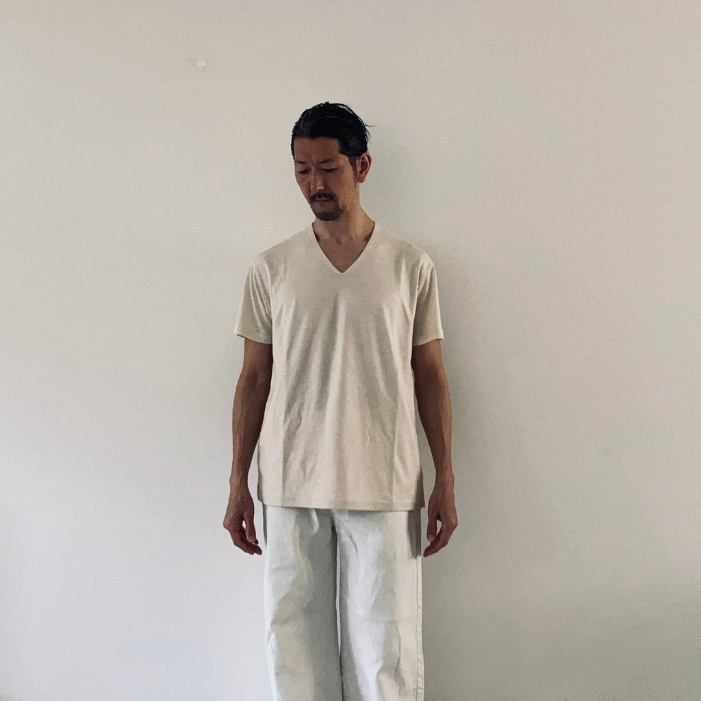 cleaveland    <br>  ”Out of everywhere”   <br> V/pullover Short sleeve  wool jersey Light beige