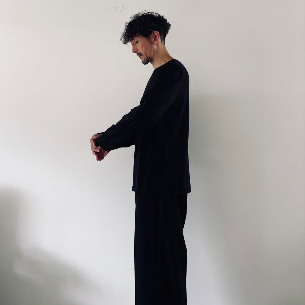 cleaveland <br>   ”Out of everywhere”  <br>   C/pullover long sleeve  Silk Knit Black