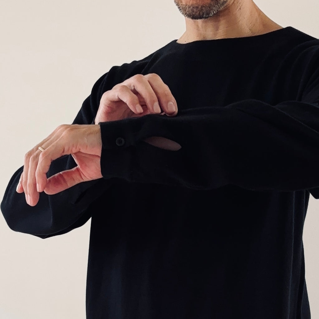 cleaveland <br>   ”Out of everywhere”  <br>   C/pullover long sleeve  Silk Knit Black