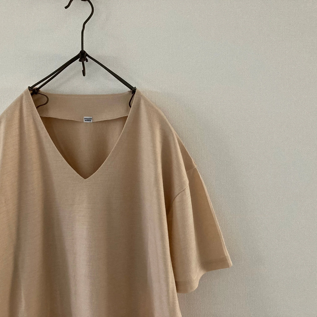cleaveland   <br>   ”Out of everywhere”   <br> V/pullover Short sleeve  wool jersey Mocha beige