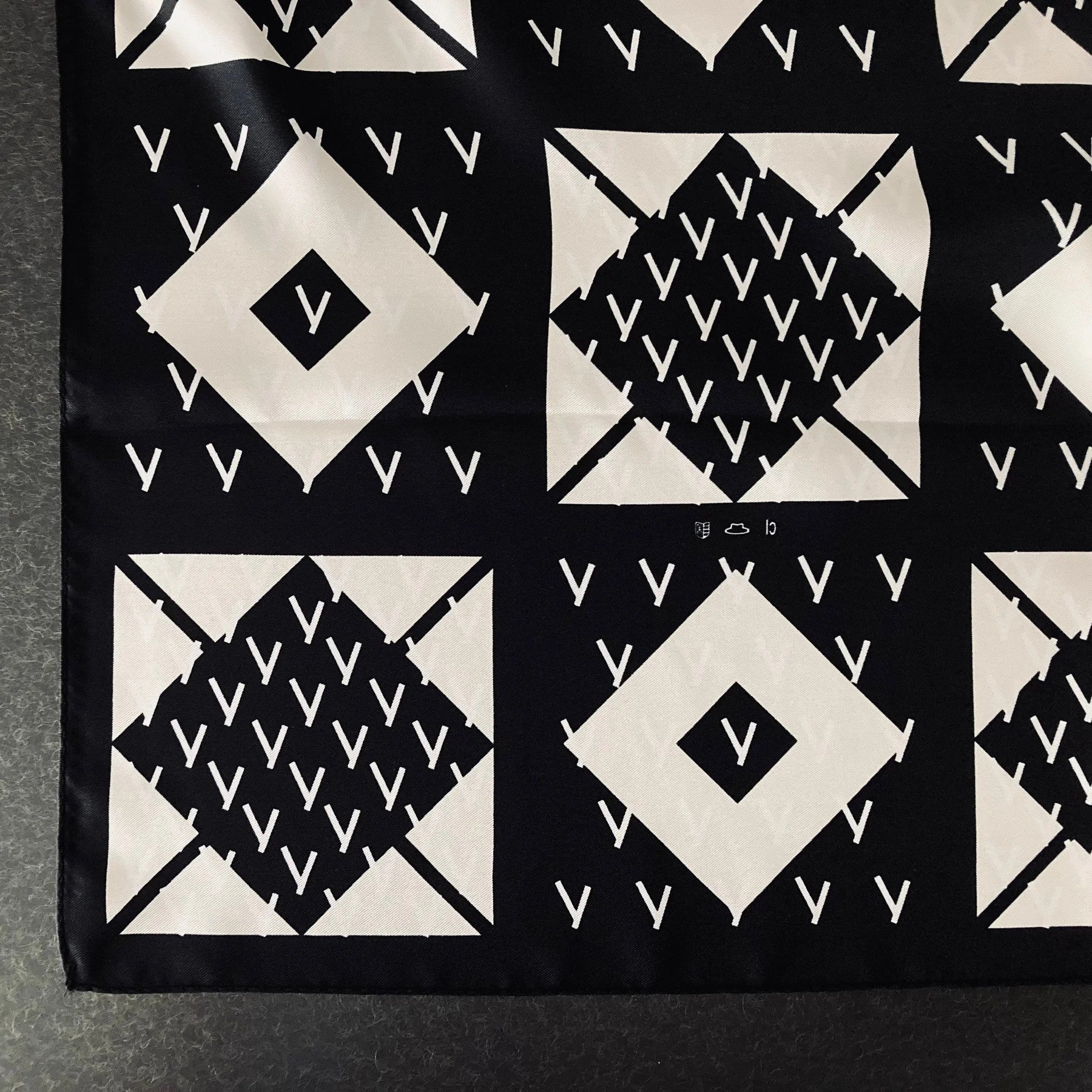 cleaveland×BELLA MOLNAR <br>  “13 roses” scarf