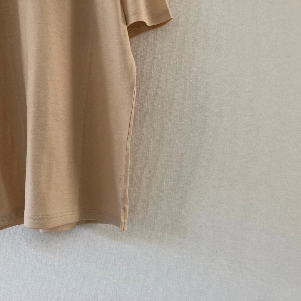 cleaveland   <br>   ”Out of everywhere”   <br> V/pullover Short sleeve  wool jersey Mocha beige