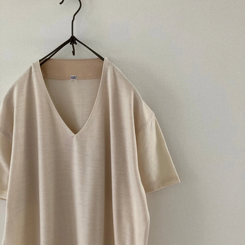 cleaveland    <br>  ”Out of everywhere”   <br> V/pullover Short sleeve  wool jersey Light beige