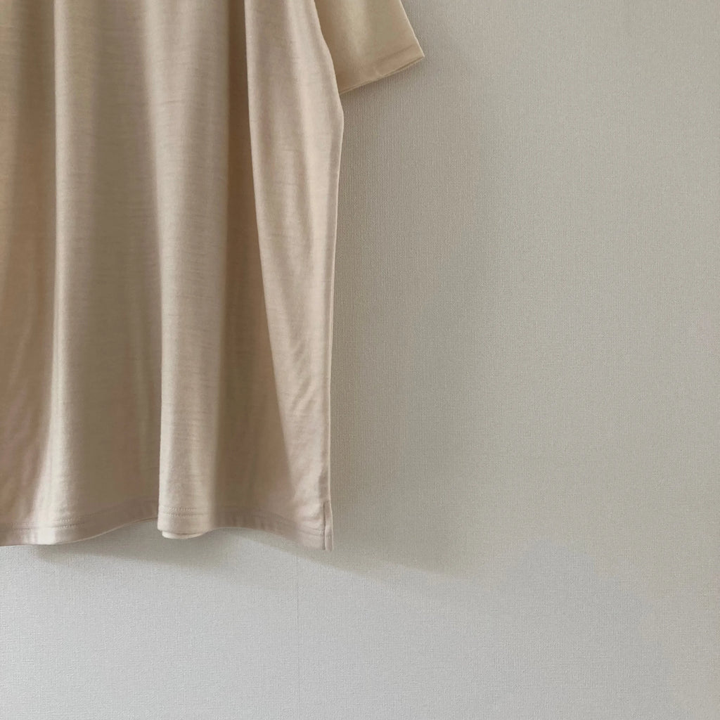 cleaveland    <br>  ”Out of everywhere”   <br> V/pullover Short sleeve  wool jersey Light beige
