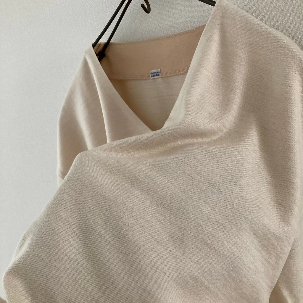 cleaveland    <br>  ”Out of everywhere”   <br> V/pullover Short sleeve  wool jersey Light beige
