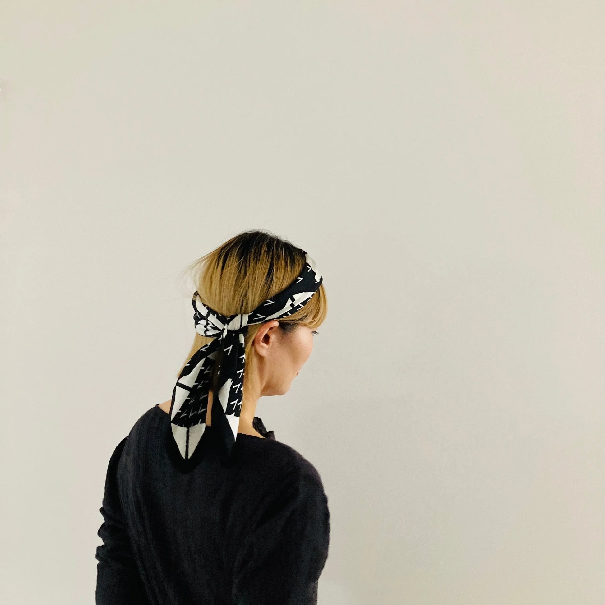 cleaveland×BELLA MOLNAR <br>  “13 roses” scarf