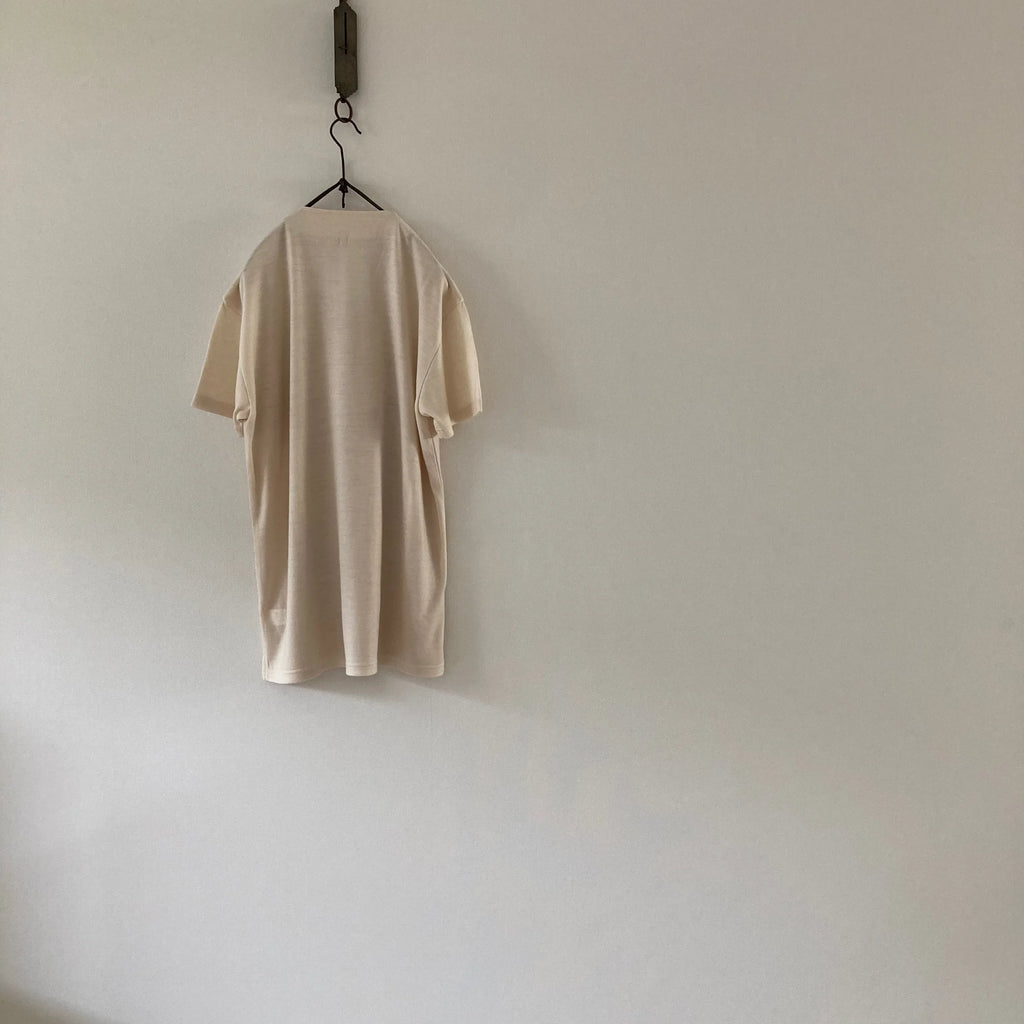 cleaveland    <br>  ”Out of everywhere”   <br> V/pullover Short sleeve  wool jersey Light beige