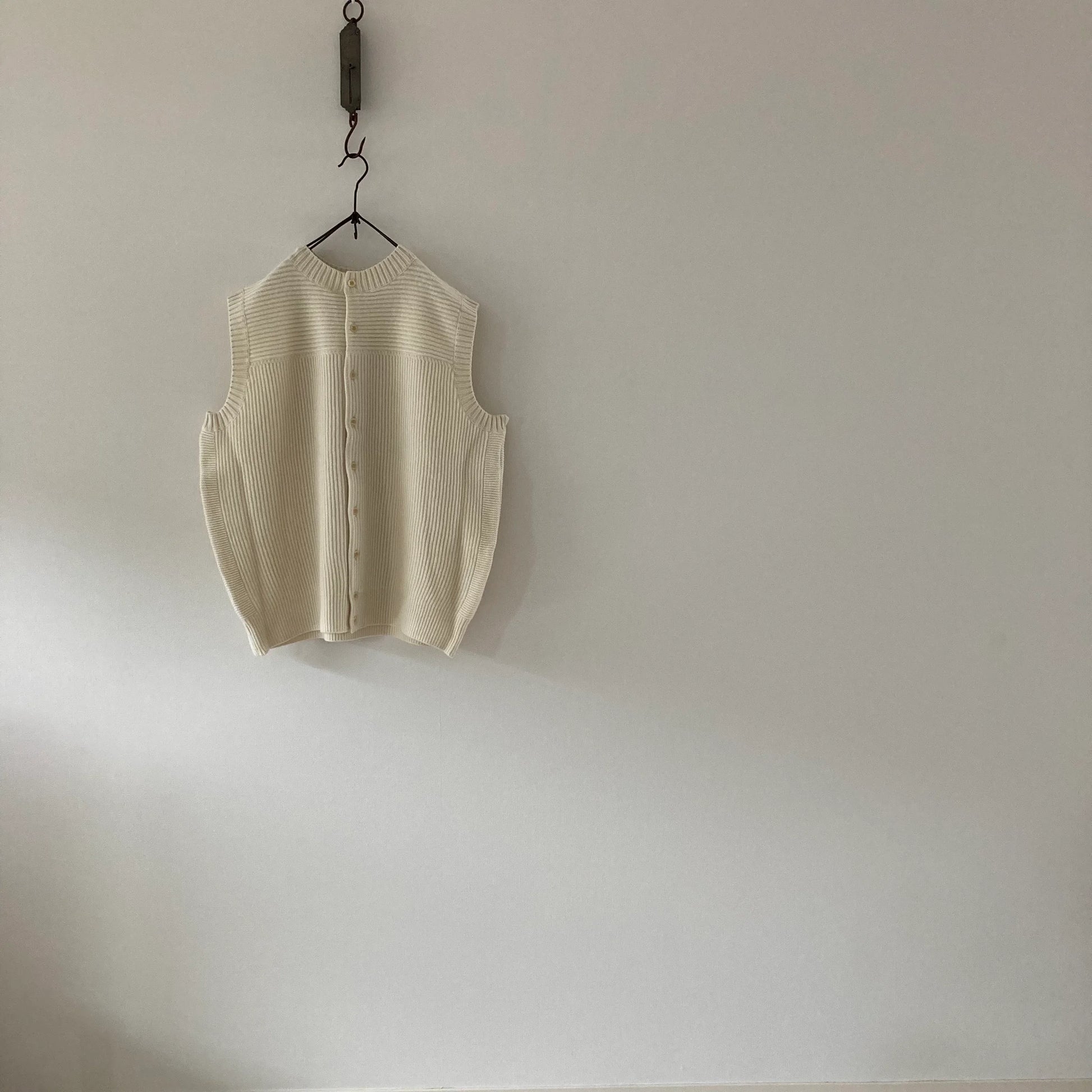 cleaveland <br>  "The new world" <br> Re/vest Off white