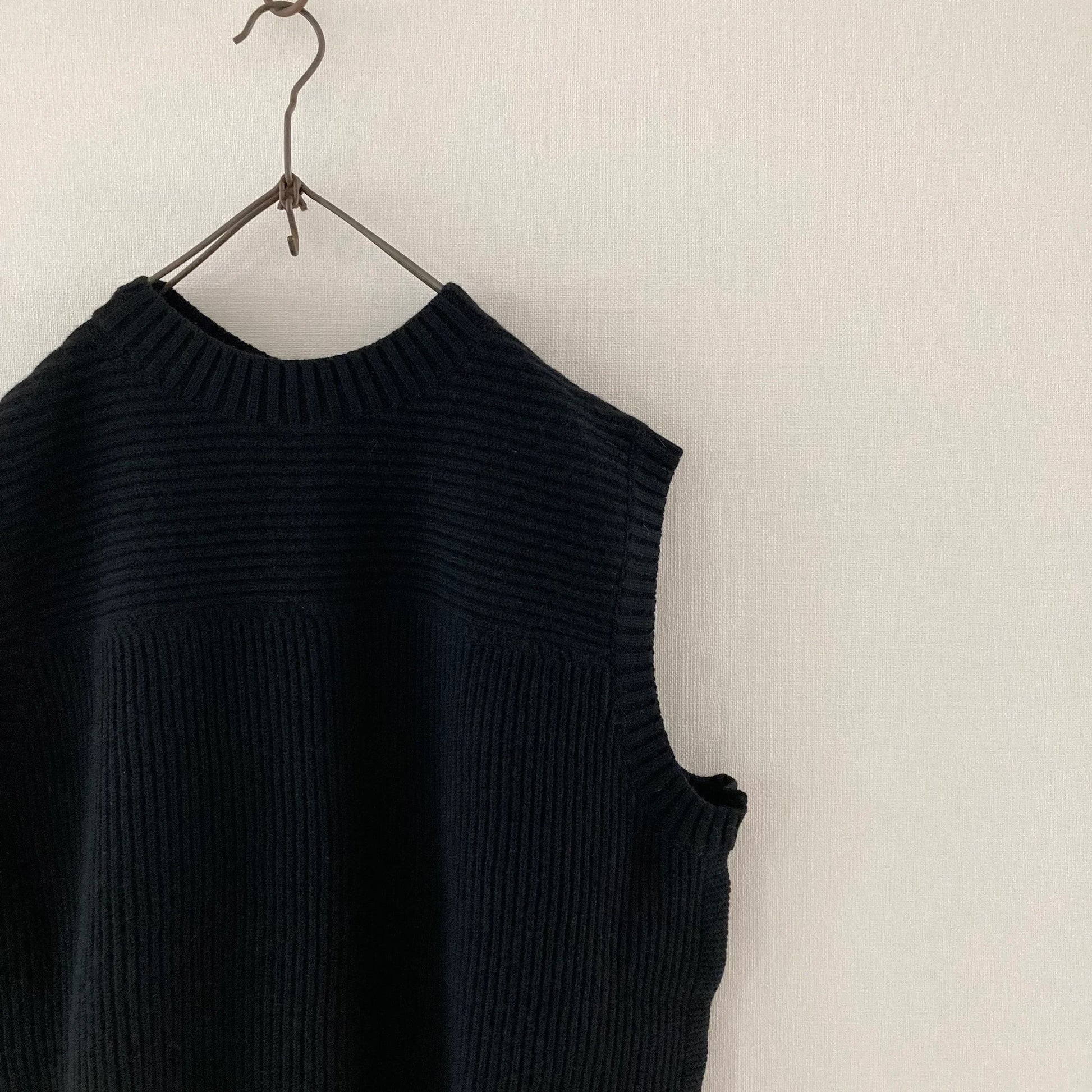cleaveland <br> "The new world" <br> Re/vest Black