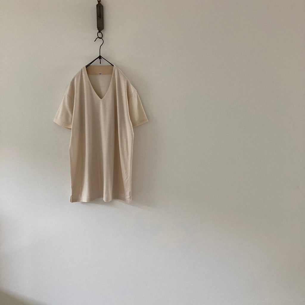 cleaveland    <br>  ”Out of everywhere”   <br> V/pullover Short sleeve  wool jersey Light beige